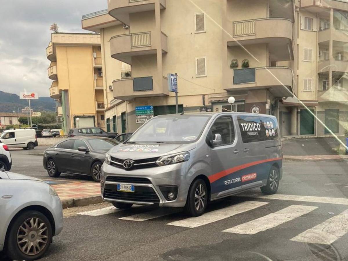 Il van contromano (e sulle strisce) e le gaffes in tv. Tridico sempre più in affanno Il van contromano (e sulle strisce) e le gaffes in tv. Tridico sempre più in affanno