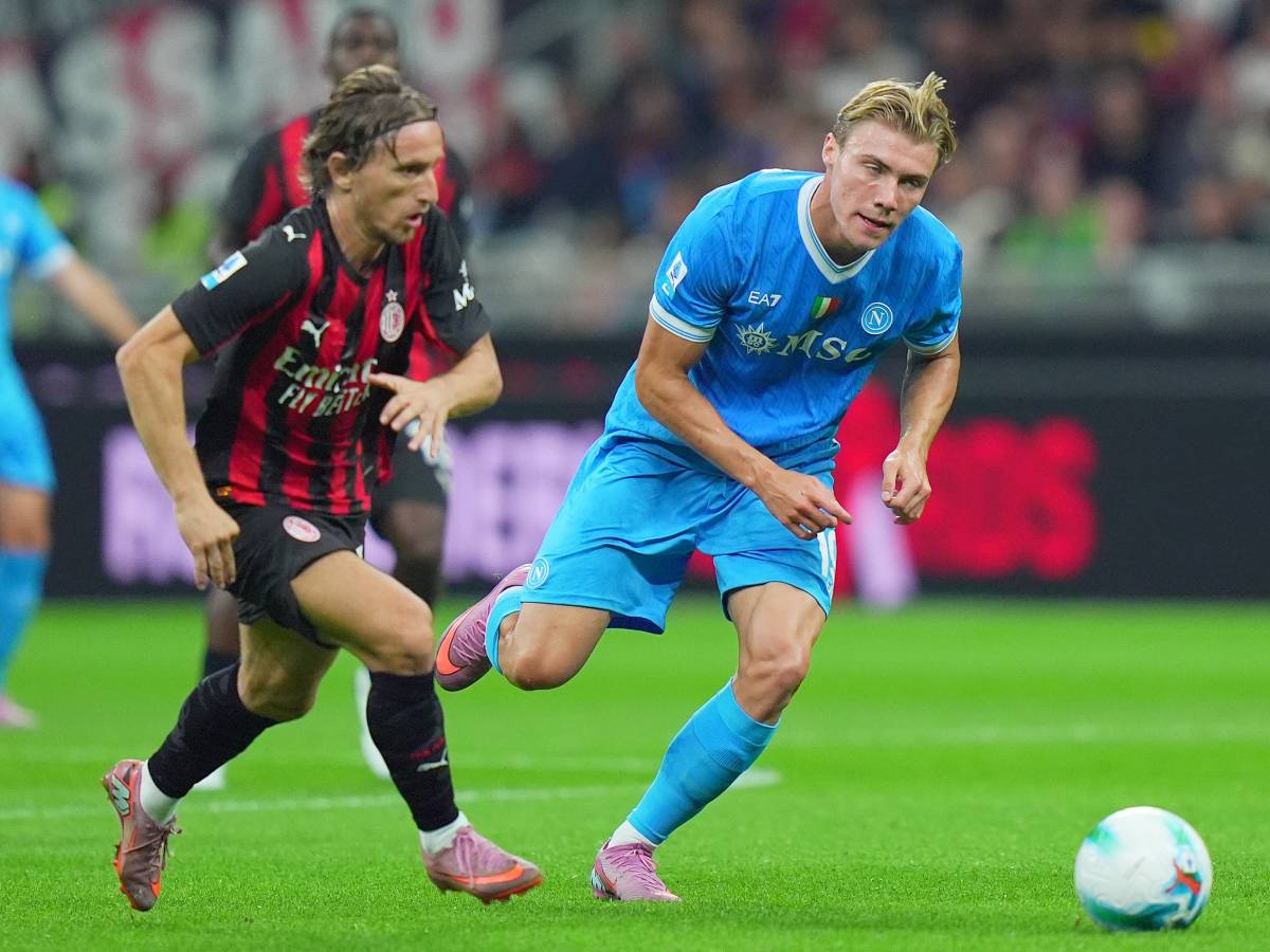 Il Milan in 10 resiste alla rimonta del Napoli e vince 2 1 grazie ad un grande Pulisic