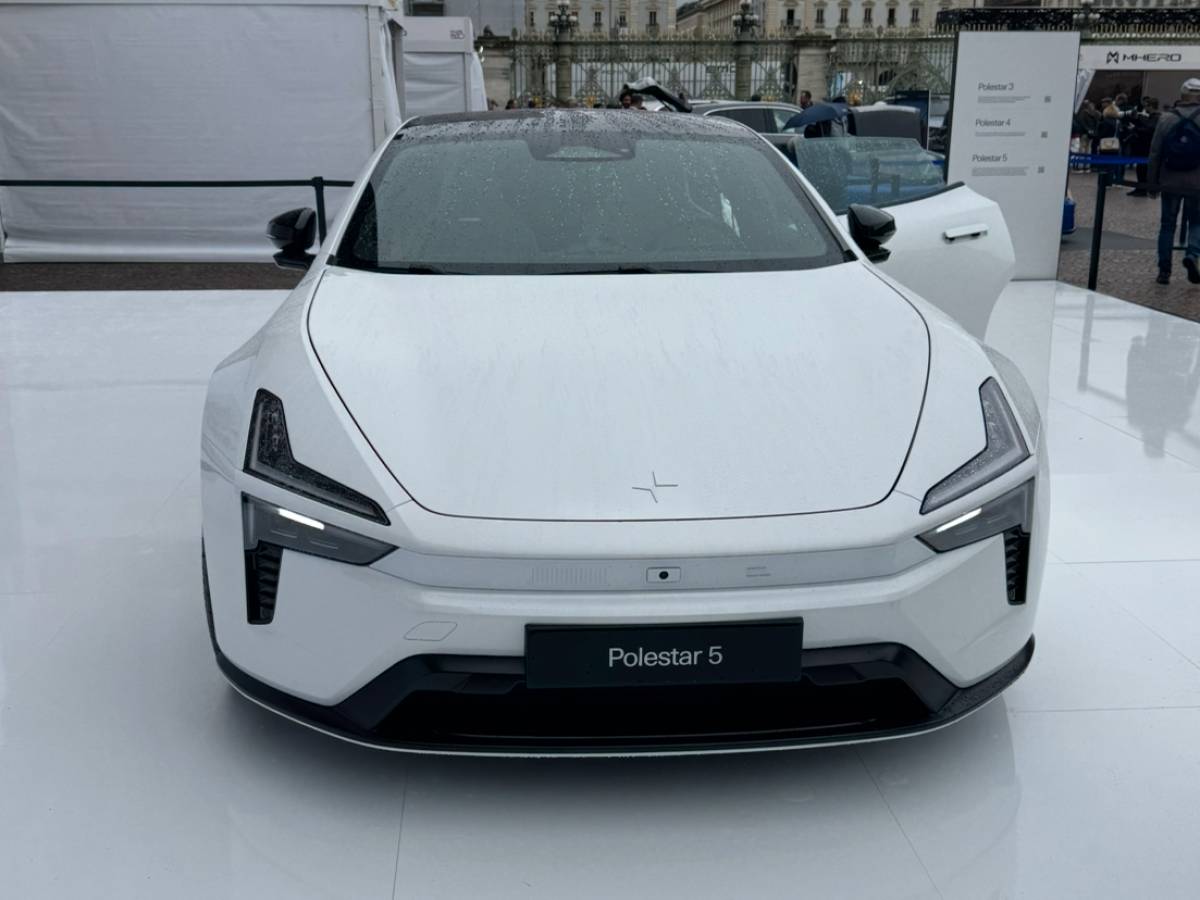 polestar 5 debutta a torino la nuova grand tourer elettrica che segna il futuro del brand