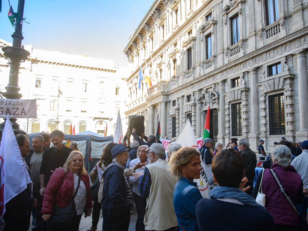 San Siro, per la vendita è il giorno decisivo. Vota il consiglio, proteste fuori da Palazzo Marino