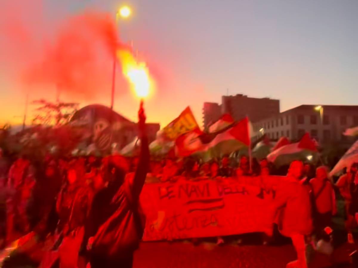 Flotilla, scuole e università bloccate: "Ogni ateneo sarà una barricata". Scontri al porto di Napoli