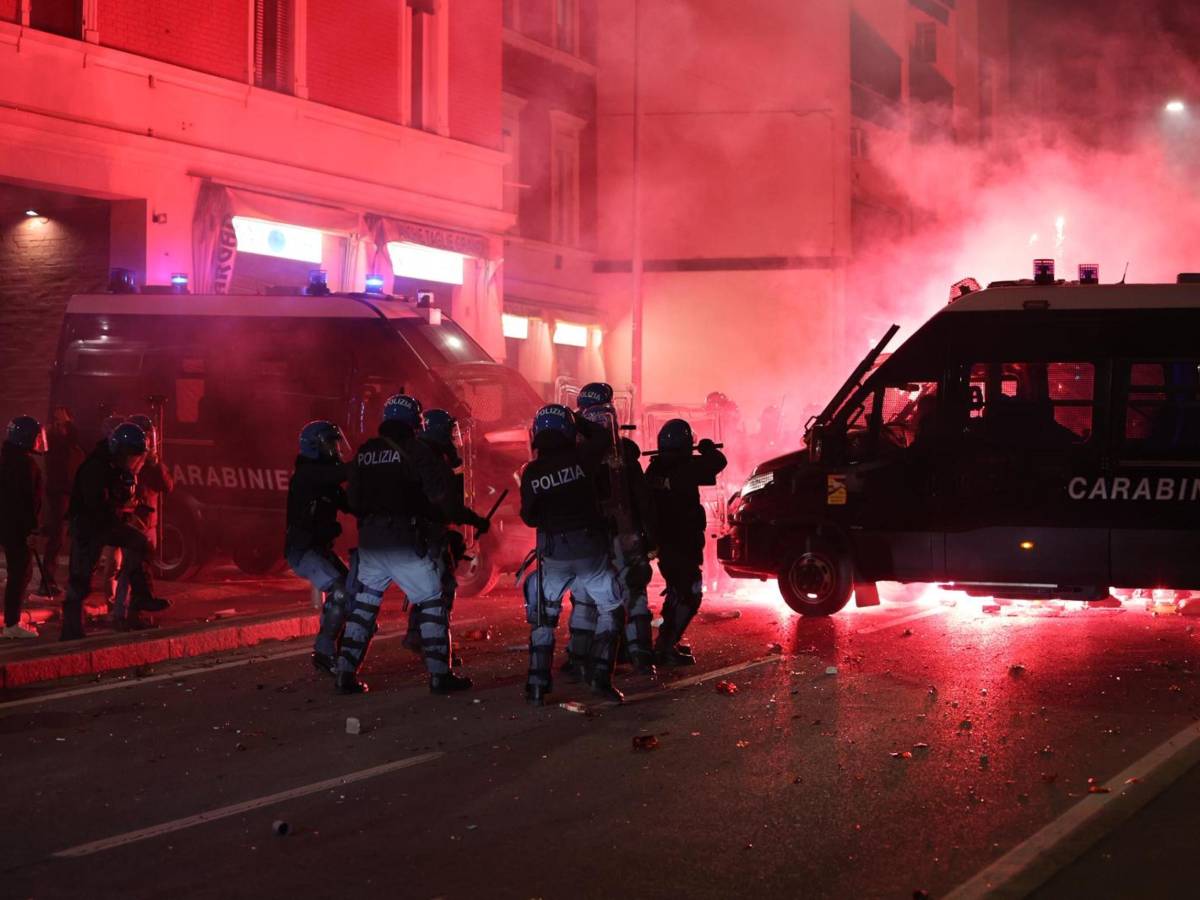 Pro Pal, guerriglia a Bologna. Scontri a Napoli e Torino e stazioni bloccate in tutta Italia