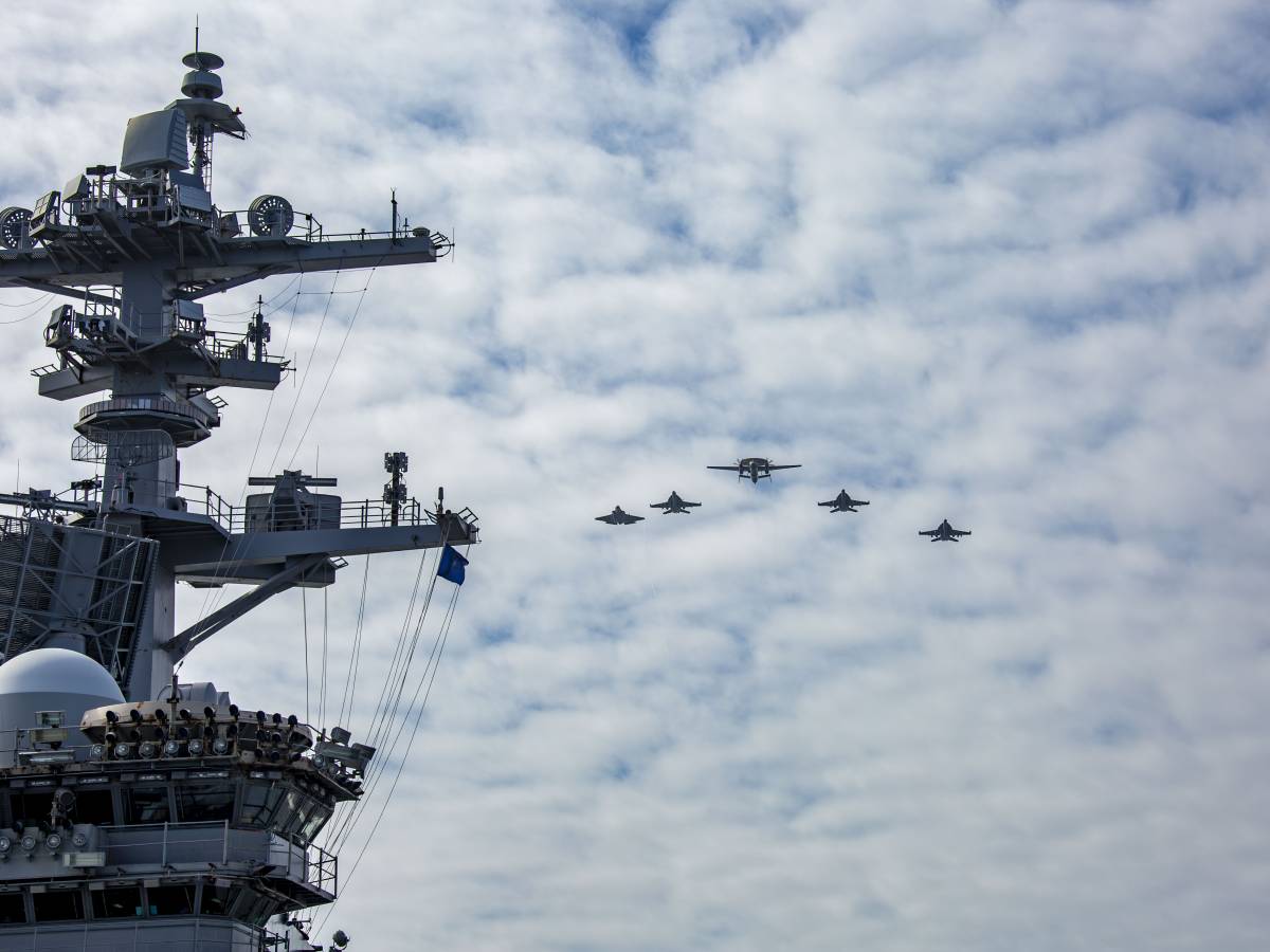 Portaerei Usa e caccia in volo, a Nato avverte Mosca: cosa svelano le manovre Neptune Strike
