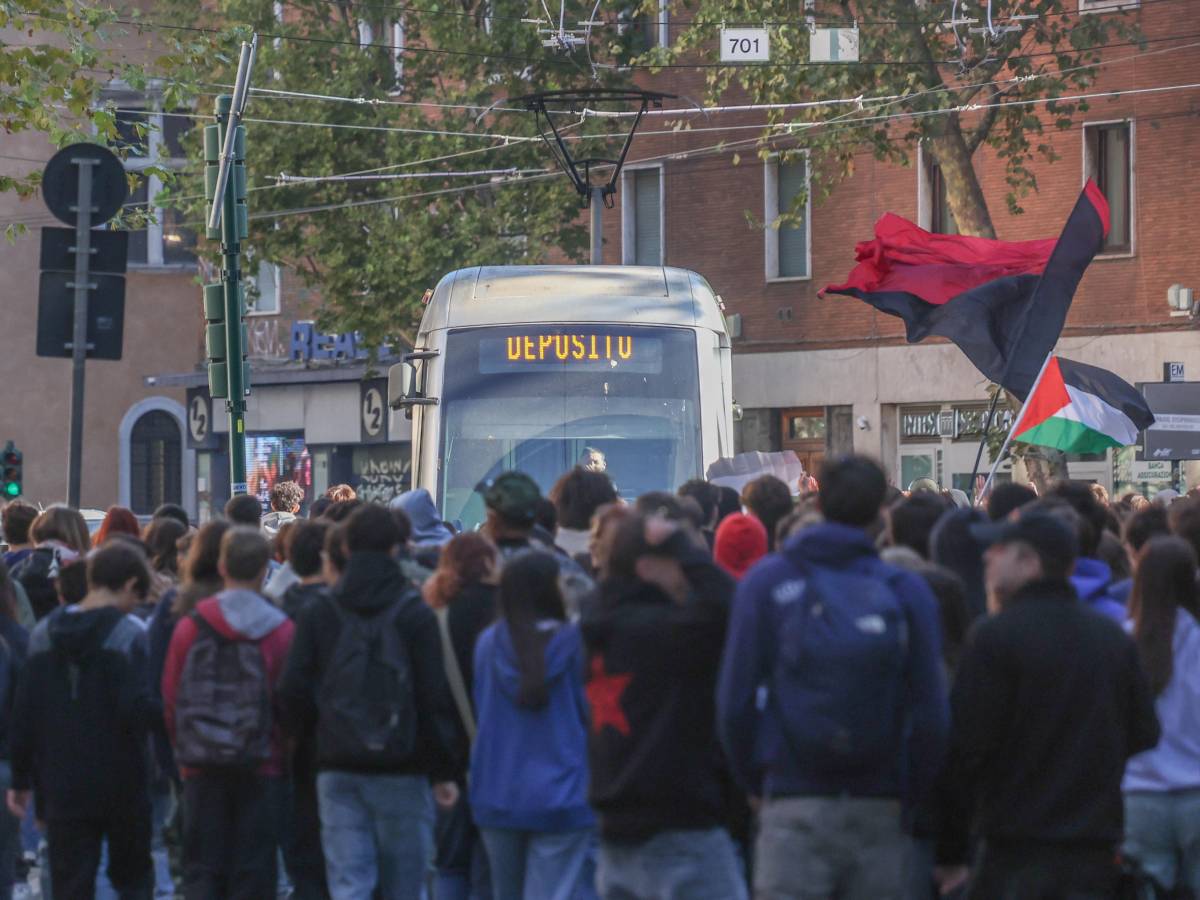 Sciopero per Gaza, Landini: "Piazze strapiene". Salvini: "Paghi lui che ha organizzato". Caos trasporti | La protesta città per città