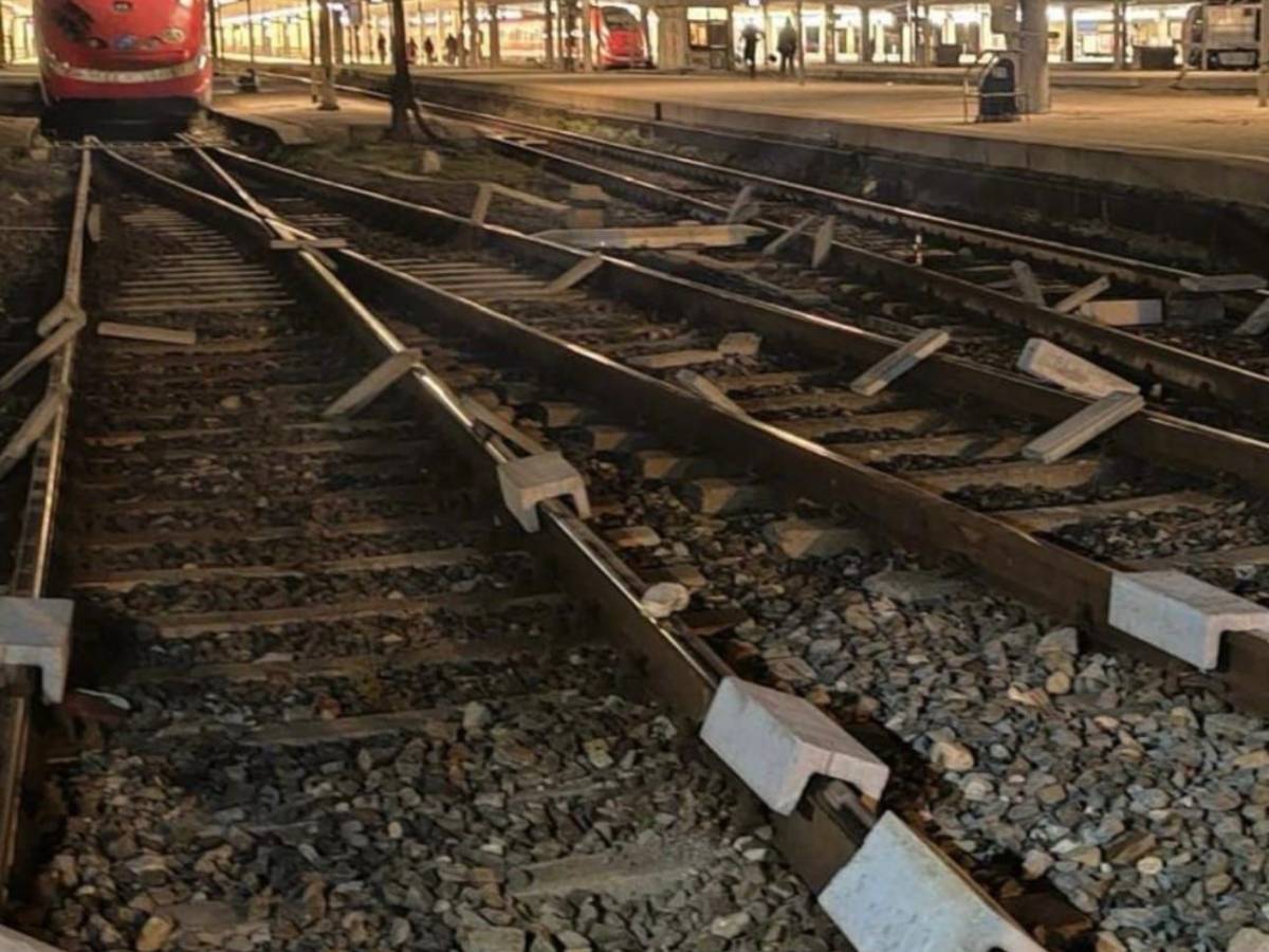 vandalismo pro pal a firenze blocchi di cemento sui binari della stazione