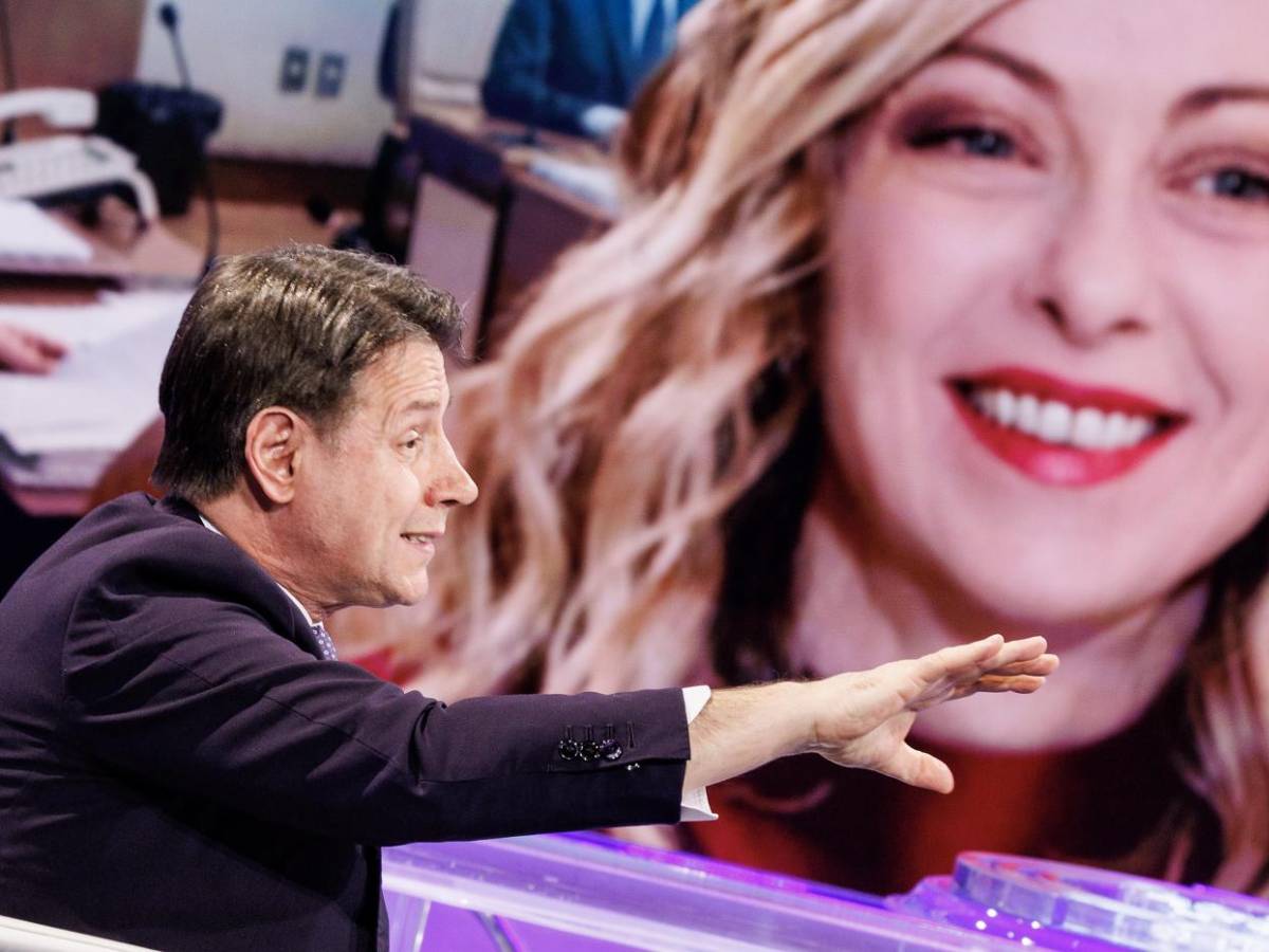 il delirio di conte contro meloni primo agitatore delle piazze vuole lo scontro