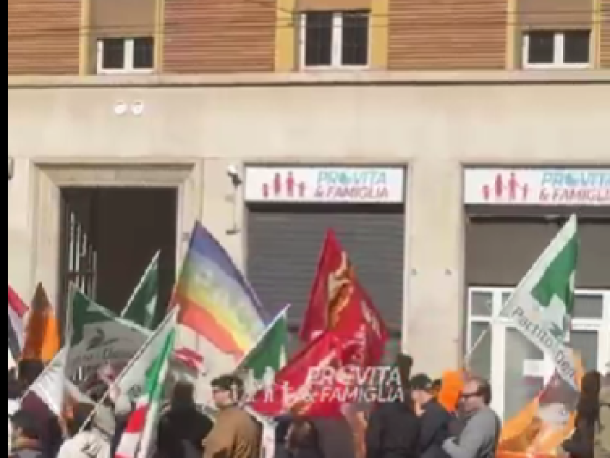 Uova contro la sede di Pro Vita & Famiglia. L
