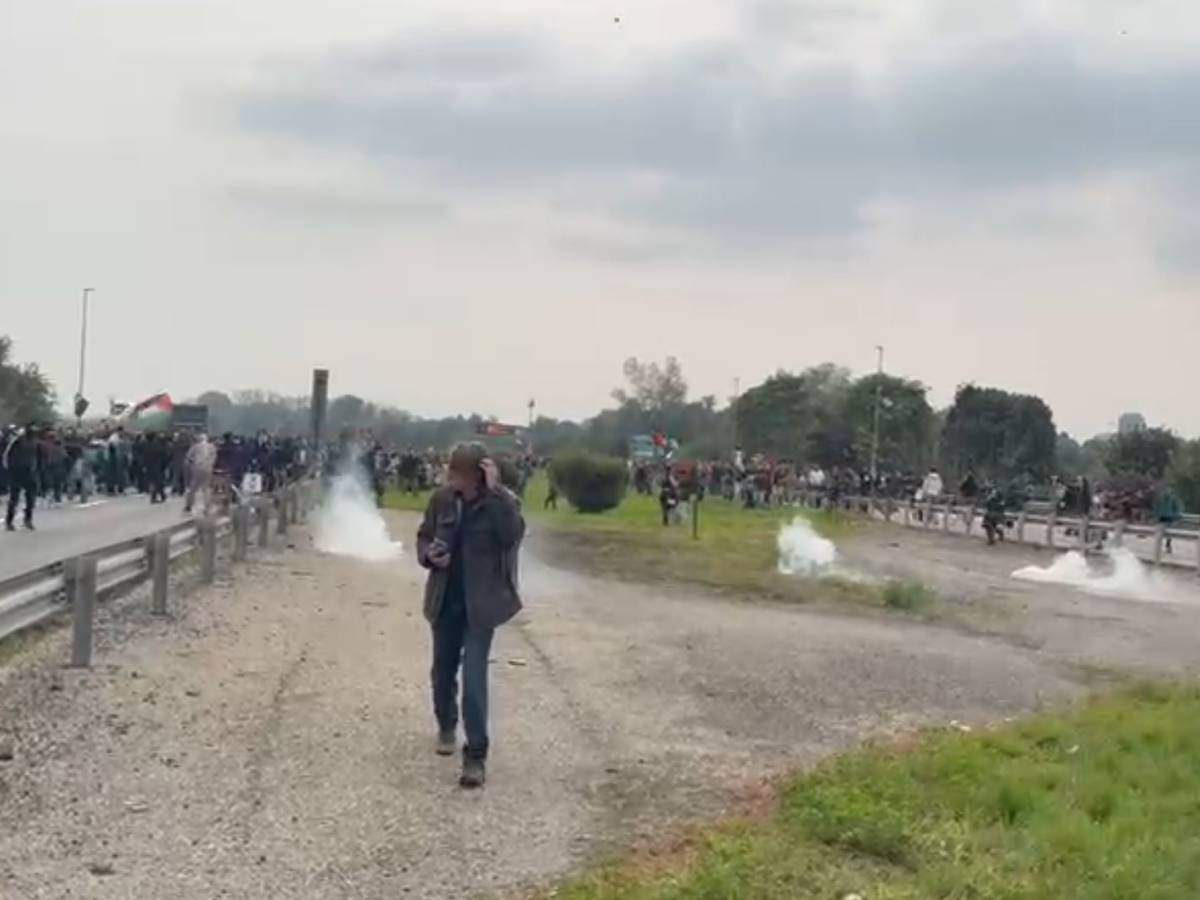milano occupata la tangenziale pietre contro la polizia gli agenti rispondono coi lacrimogeni