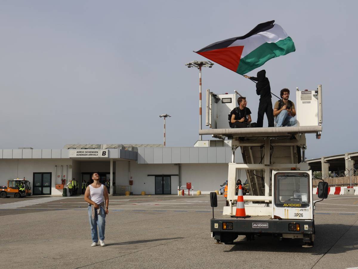 sciopero per gaza scontri a napoli idranti in azione a padova e stop ai voli a pisa tensioni in tutta italia
