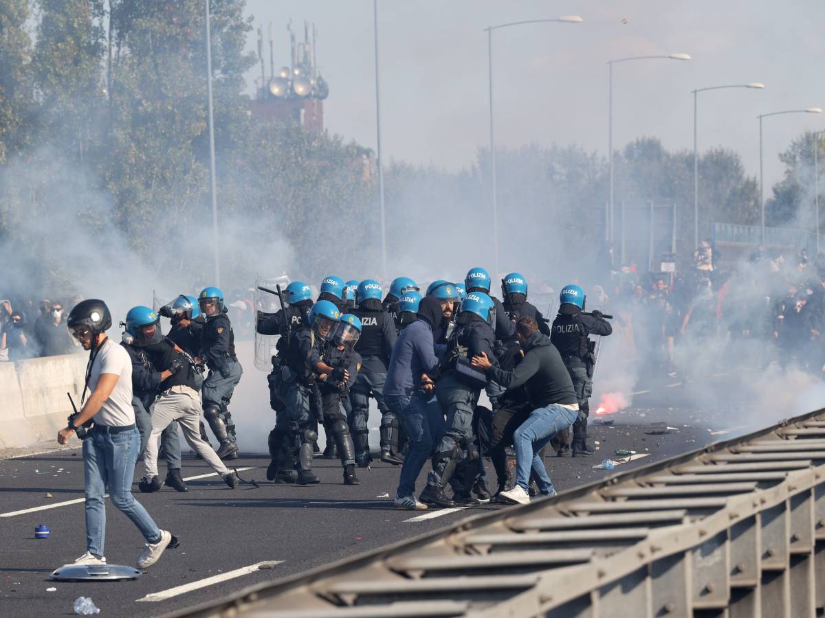 pro pal agenti feriti in tutta italia per lo sciopero generale salvini delinquenti non scioperanti