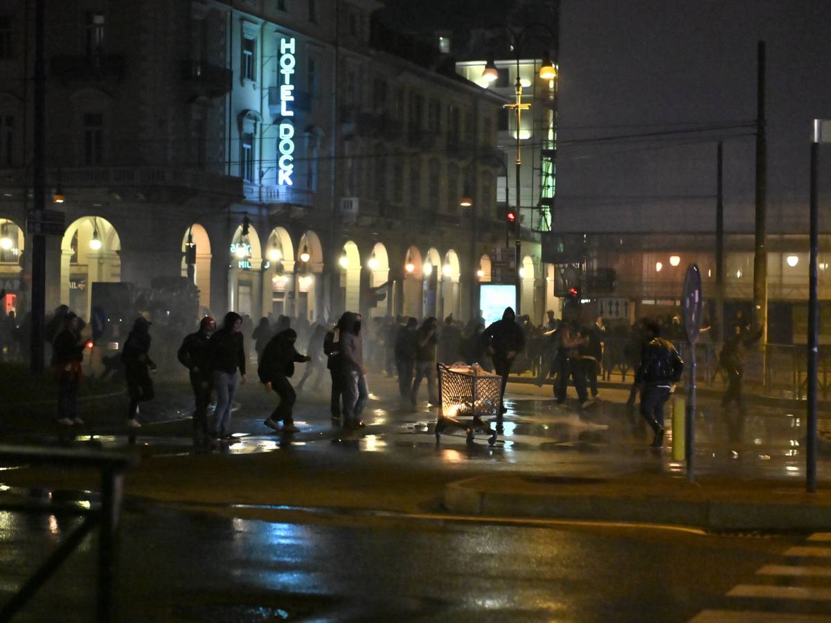 Pro  Pal, agenti feriti in tutta Italia per lo sciopero generale. A Torino carrelli incendiari contro la polizia