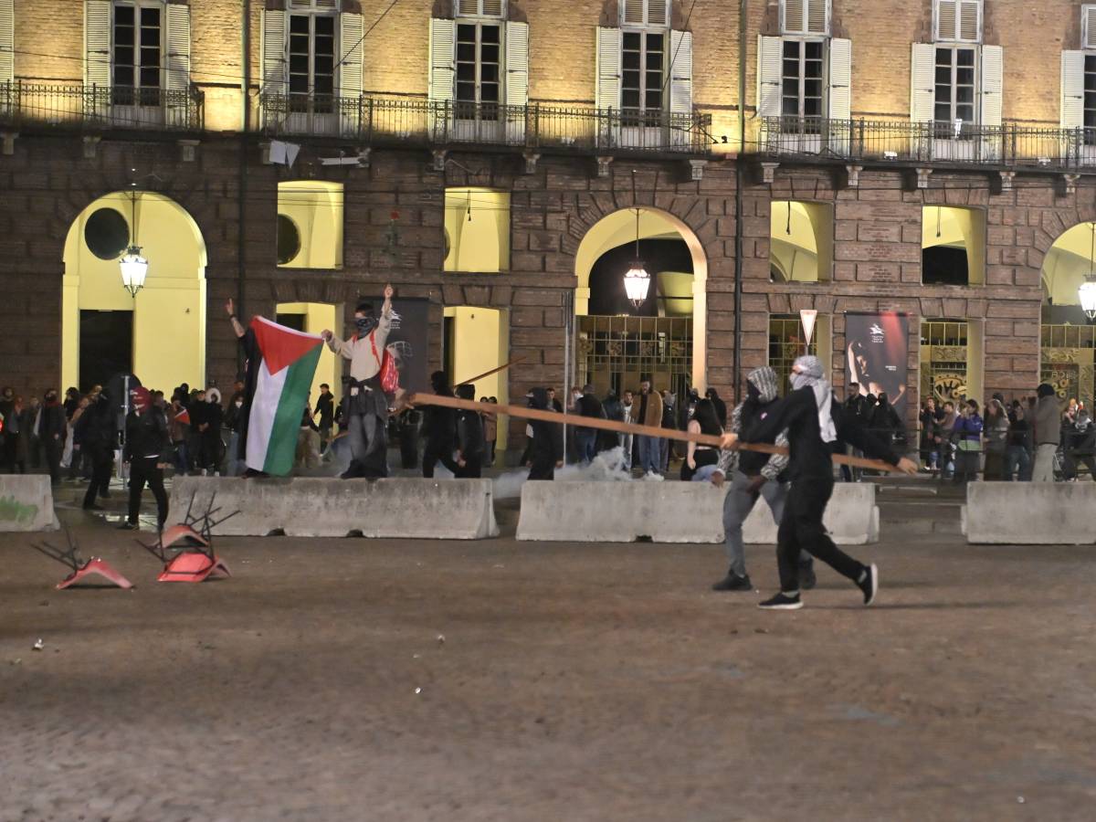 Pro  Pal, agenti feriti in tutta Italia per lo sciopero generale. A Torino carrelli incendiari e travi contro la polizia