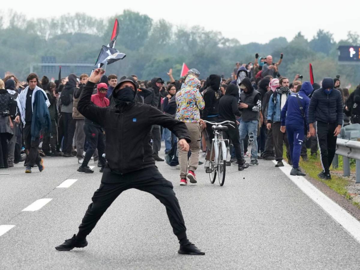 l8217assalto 55 poliziotti feriti bambini usati come scudi umani