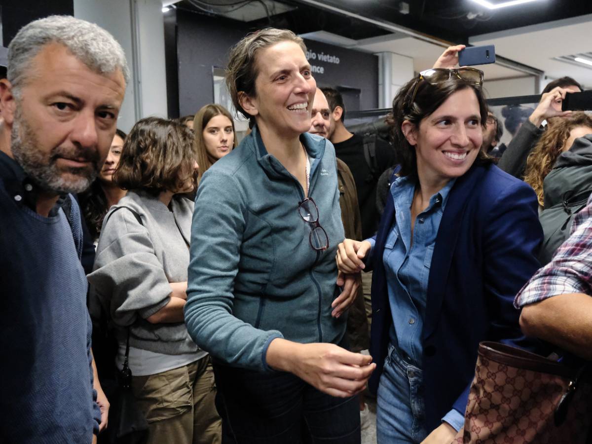 i rivoluzionari con la scorta di stato
