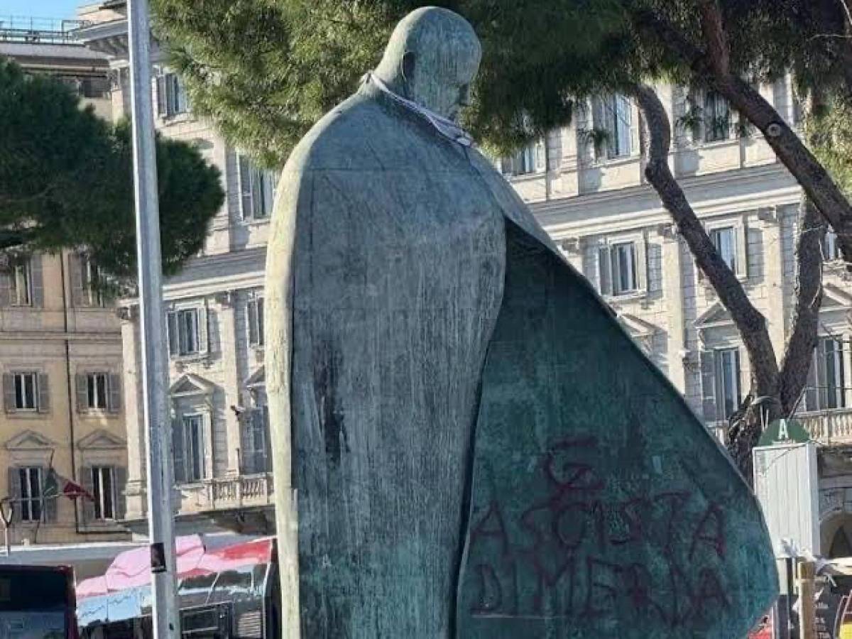 fascista di m sulla statua di wojtyla meloni atto indegno