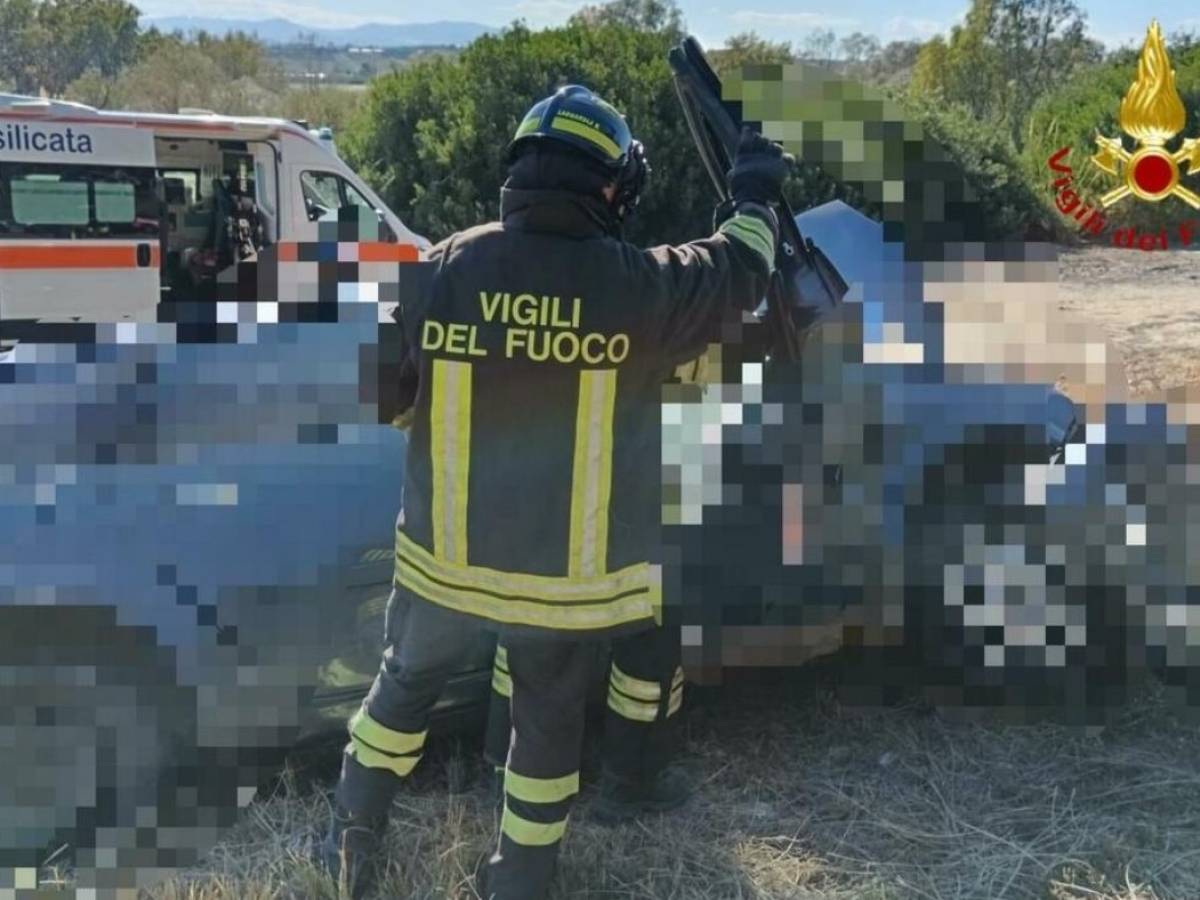 Tragedia nel Materano, auto con 10 persone a bordo si schianta contro un camion: 4 morti