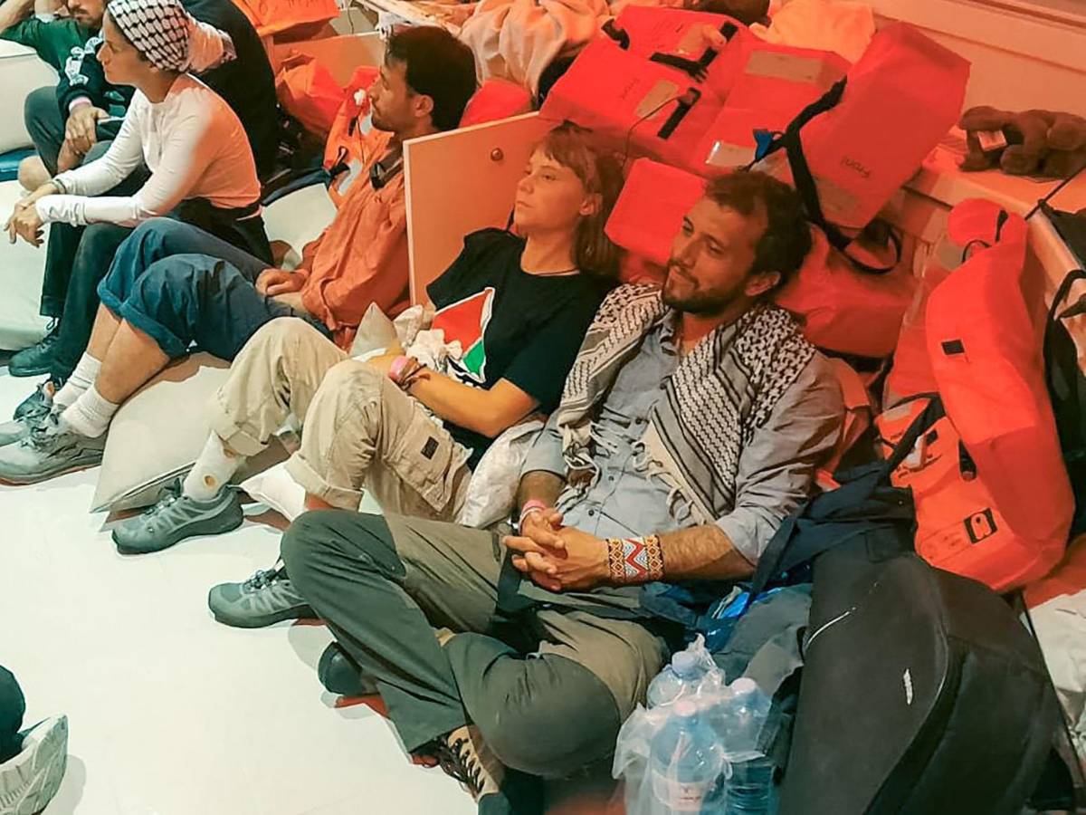 Greta Thunberg detenuta in carcere a Israele: "Senza cibo né acqua, e con la cella infestata da cimici"