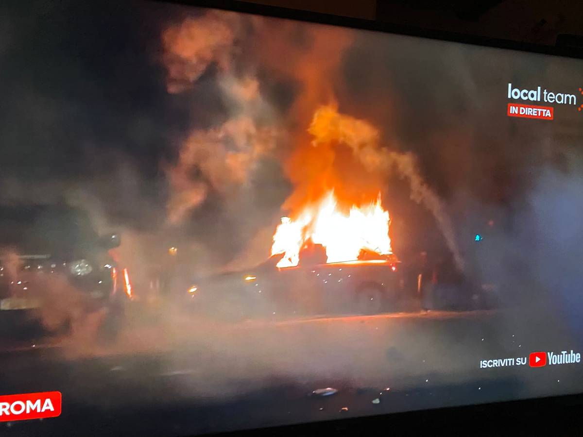 Guerriglia a Roma, Meloni a testa in giù e i pro Pal incendiano auto e assaltano gli agenti