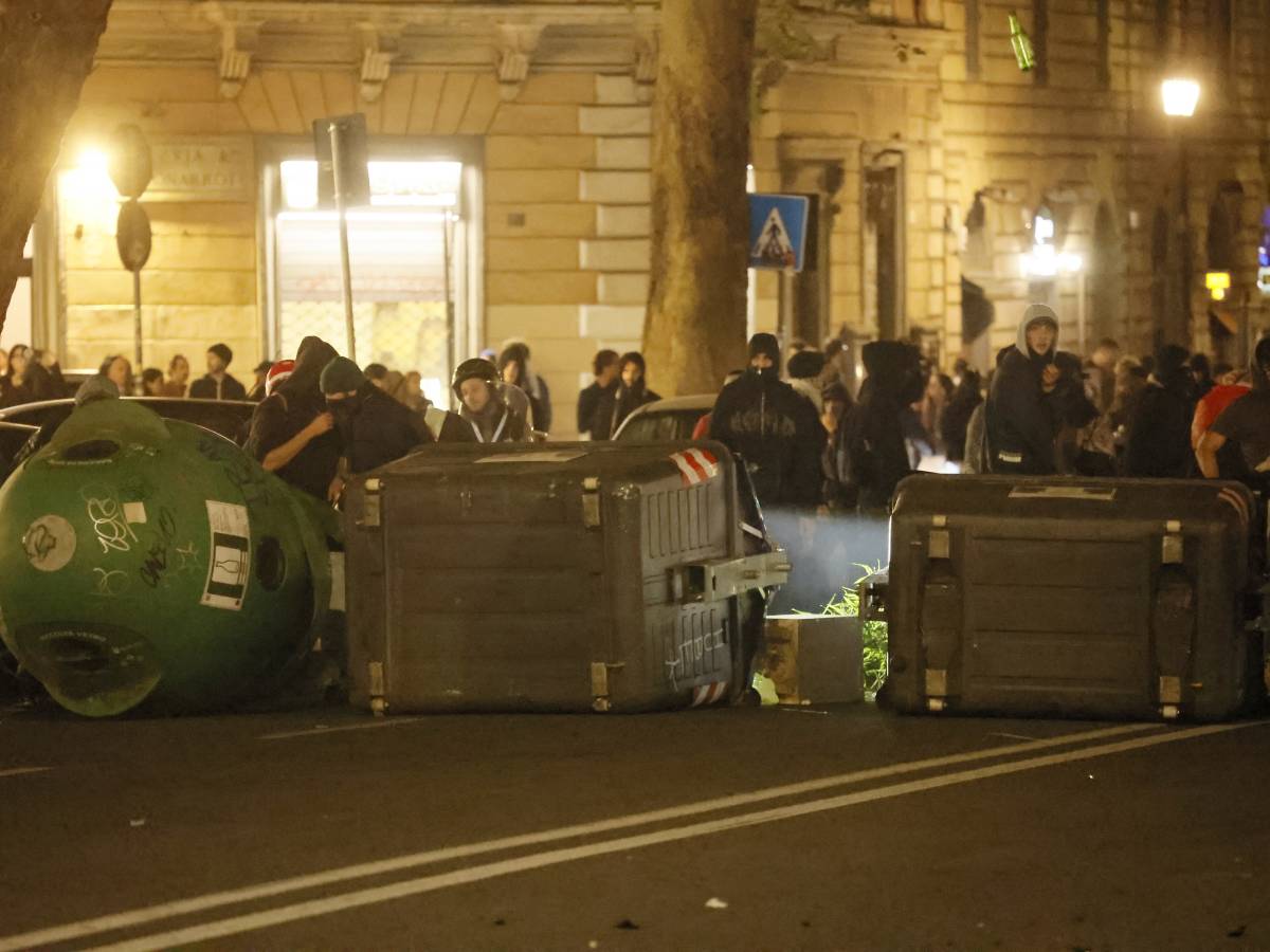 Scontri pro Pal, ora il Pd si indigna per i controlli. I poliziotti replicano: "Spranghe per i trattati di pace?"