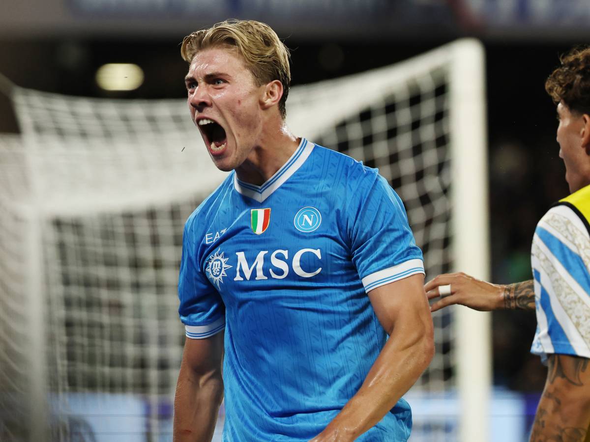 Il Napoli ribalta il Genoa e aggancia la Roma: Hojlund fa volare gli azzurri