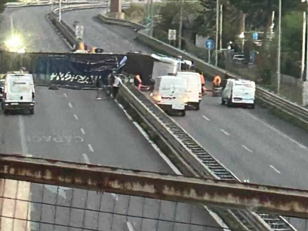 il tir ribaltato paralizza l a29 l incredibile incidente in autostrada