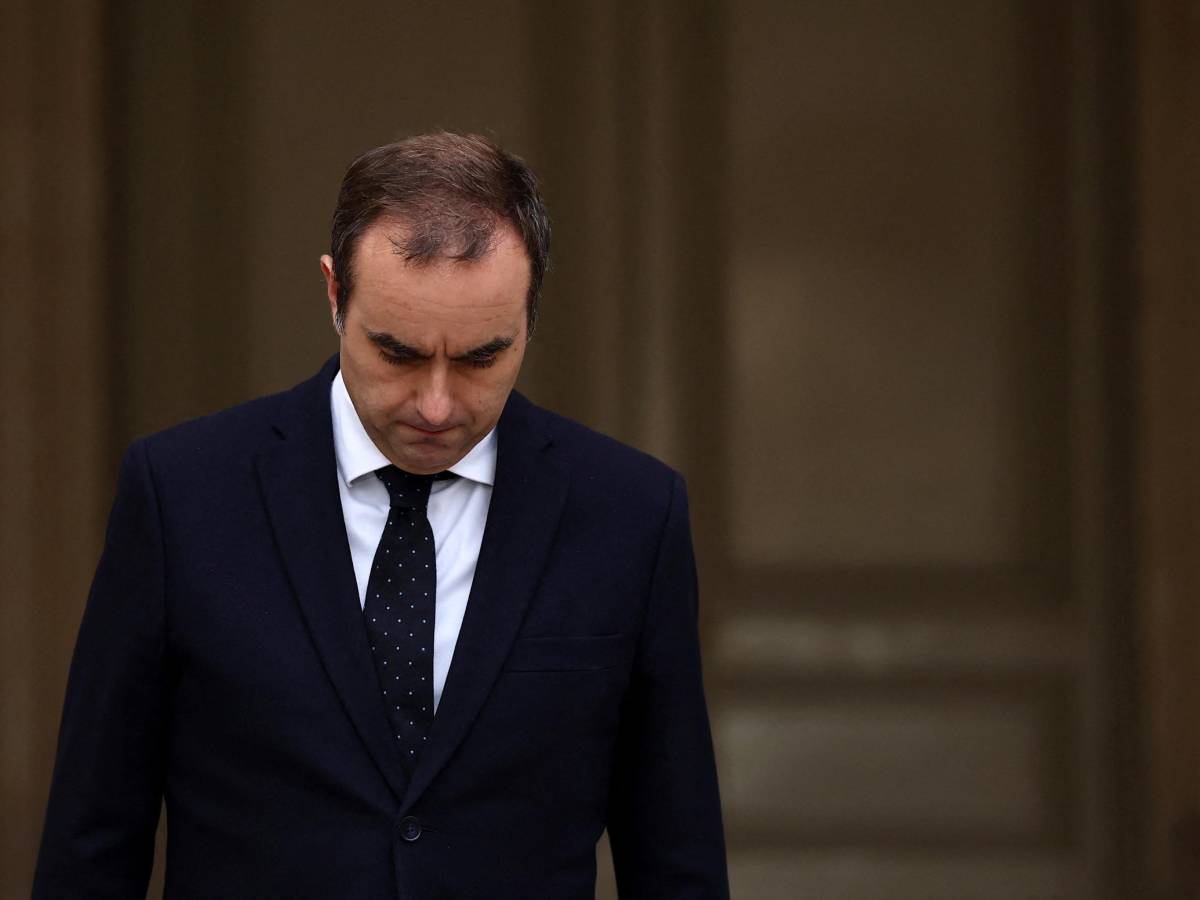 Caos in Francia, Lecornu si dimette, ma Macron resiste: "Tenti ultimi negoziati"