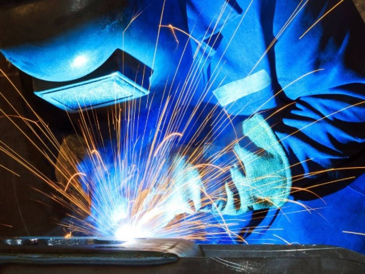 Saldatori introvabili, fabbriche in crisi: mancano 100mila operai all’anno. I lavori (faticosi) che nessuno vuole