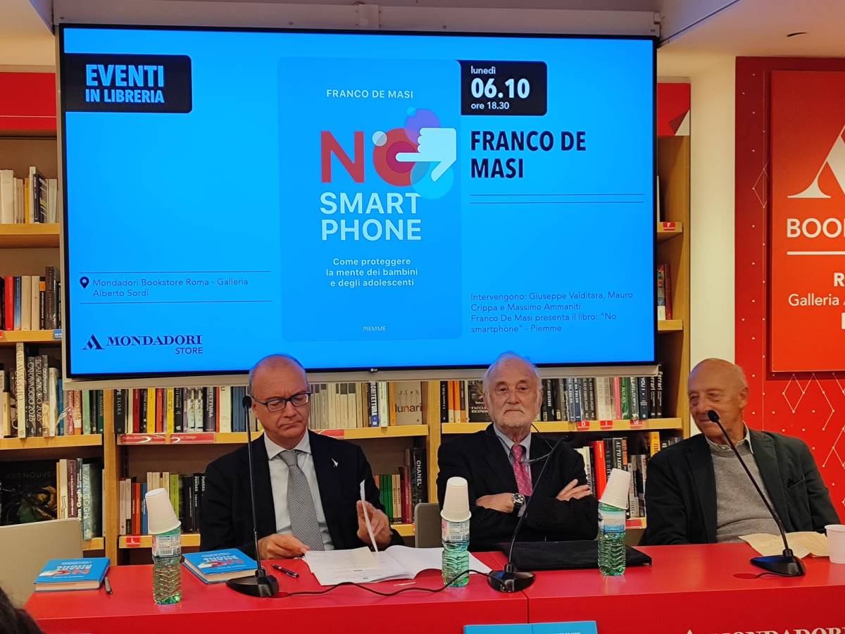 "No smartphone". Il libro che spiega perché dobbiamo disintossicarci dai device