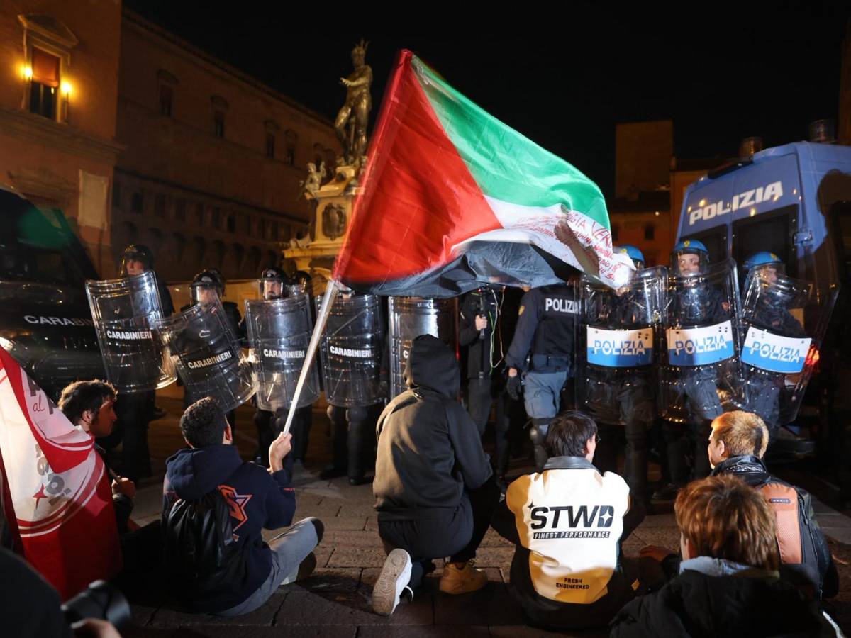 Scontri e idranti in piazza a Bologna: il caos dei pro Pal che tentano il corteo non autorizzato