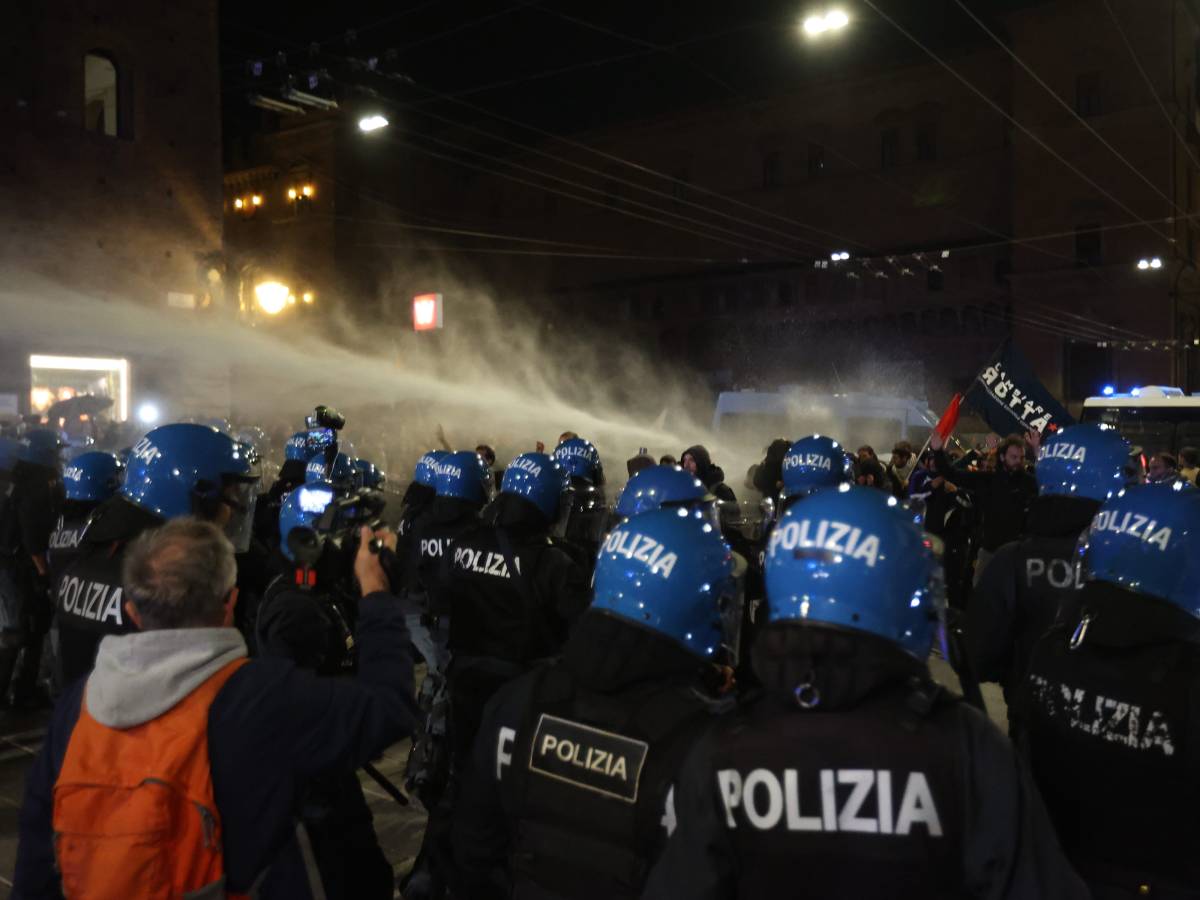 Bologna, scontri tra Giovani Palestinesi e polizia al corteo non autorizzato: idranti sui manifestanti