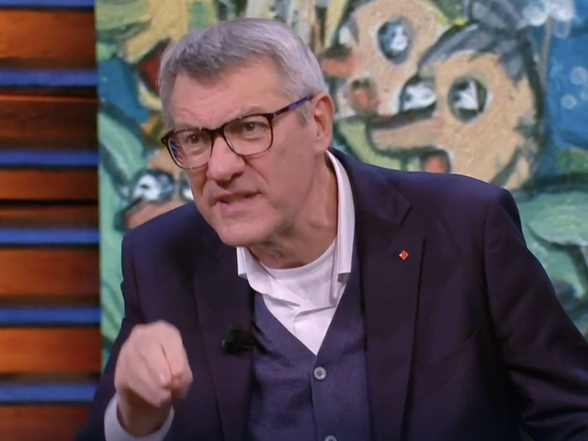 "Meloni solo una cortigiana". Landini insulta la premier: Floris costretto a intervenire "Meloni solo una cortigiana". Landini insulta la premier: Floris costretto a intervenire
