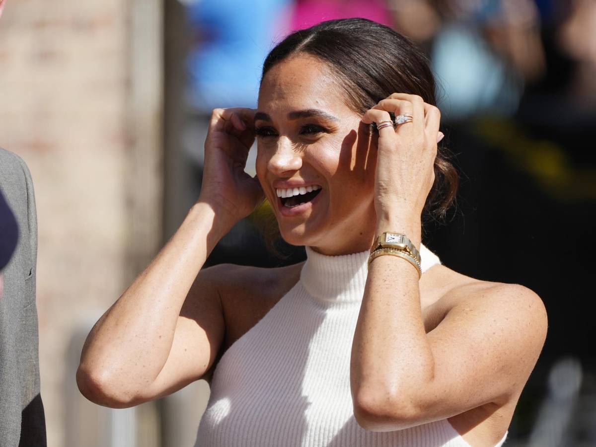 Il video e le risate: tutte le “sconcertanti” gaffe di Meghan alla Paris Fashion Week Il video e le risate: tutte le “sconcertanti” gaffe di Meghan alla Paris Fashion Week