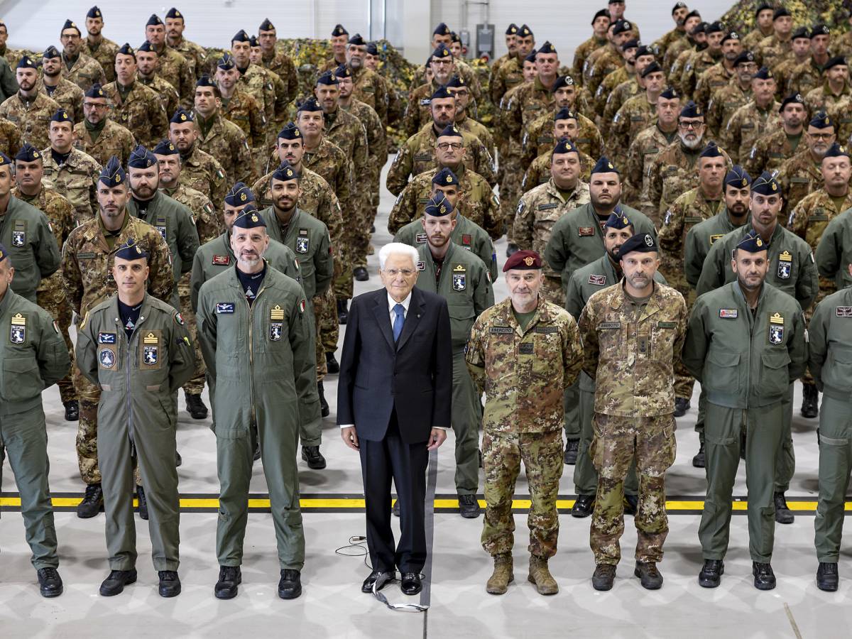 Mattarella al fronte Nato rientra scortato dai caccia
