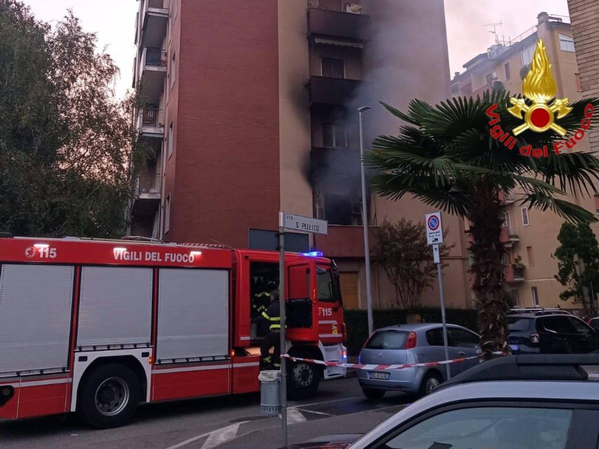 Incendio in un condominio nel Milanese: morti due anziani e il figlio Incendio in un condominio nel Milanese: morti due anziani e il figlio