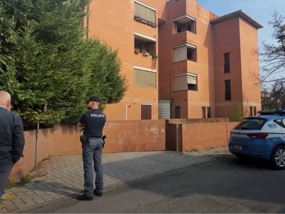 Strangola la moglie poi si getta nel vuoto: omicidio suicidio nel Modenese Strangola la moglie poi si getta nel vuoto: omicidio suicidio nel Modenese