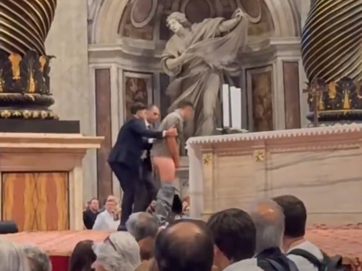 Sfregio a San Pietro: uomo sfugge ai controlli e urina sull