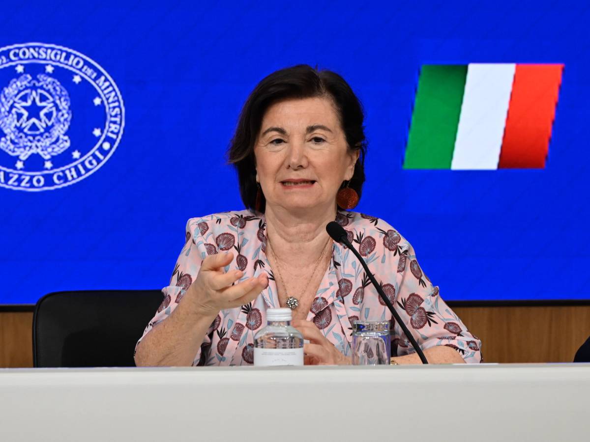 La stoccata della Roccella: "Gite ad Auschwitz per dire che l