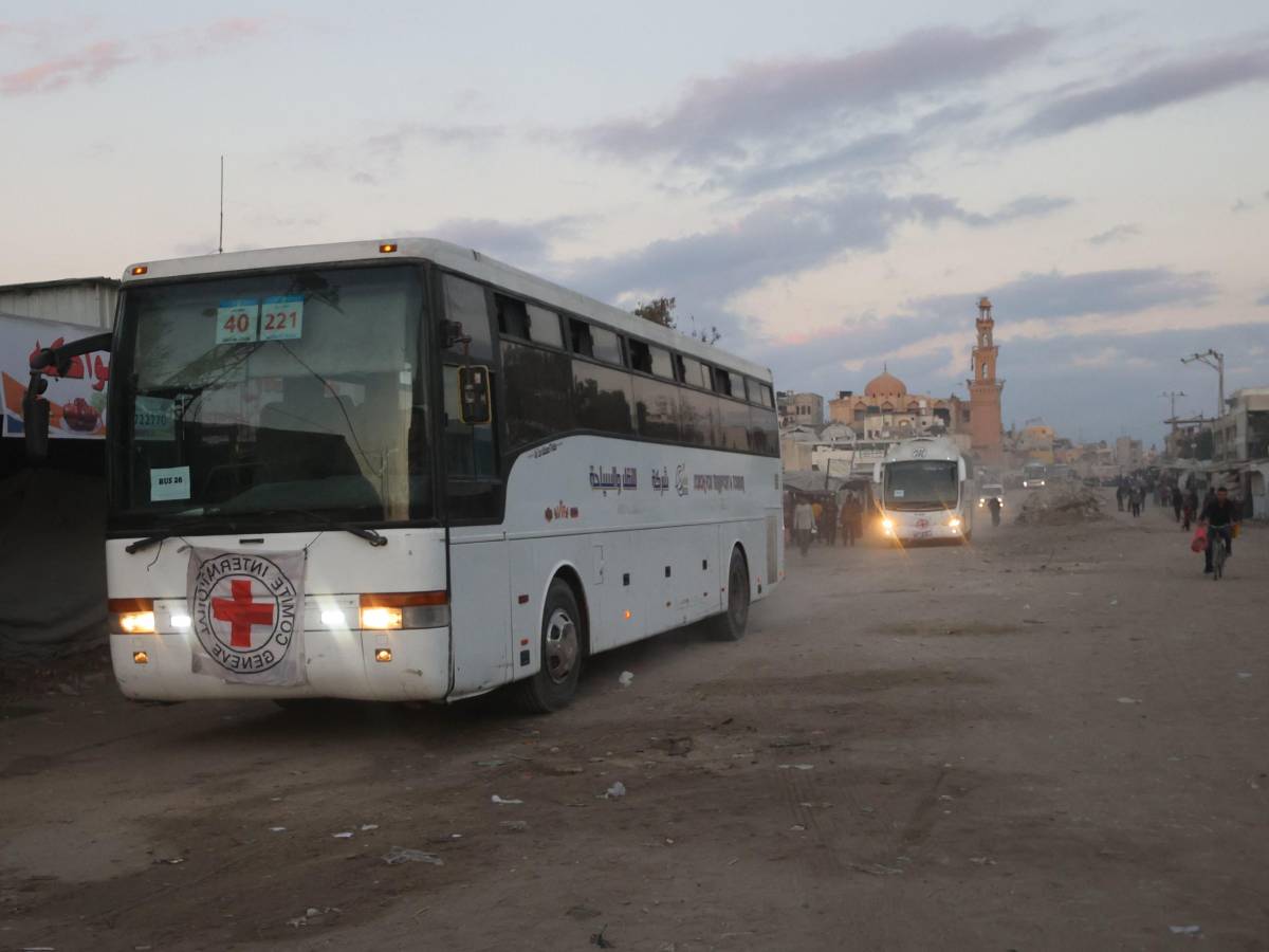 gaza hamas rilascia i primi sette ostaggi i bus della croce rossa nella striscia