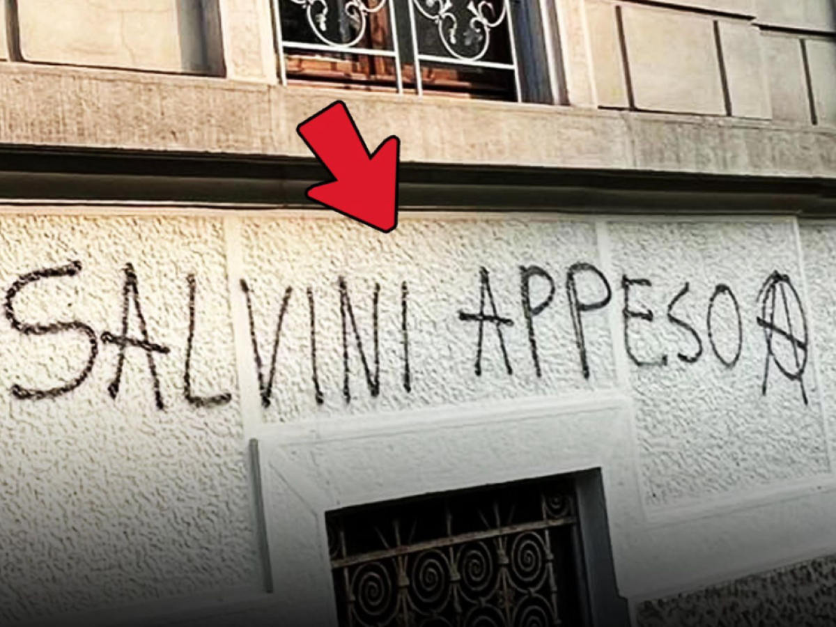 Scritta choc su un muro a Milano contro Matteo Salvini. Il ministro:"Nessuna paura" Scritta choc su un muro a Milano contro Matteo Salvini. Il ministro:"Nessuna paura"