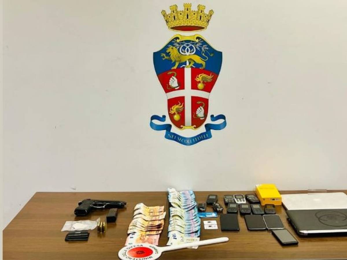 Eroina, pistola, contanti e 14 cellulari: arrestato uno straniero evaso dai domiciliari Eroina, pistola, contanti e 14 cellulari: arrestato uno straniero evaso dai domiciliari