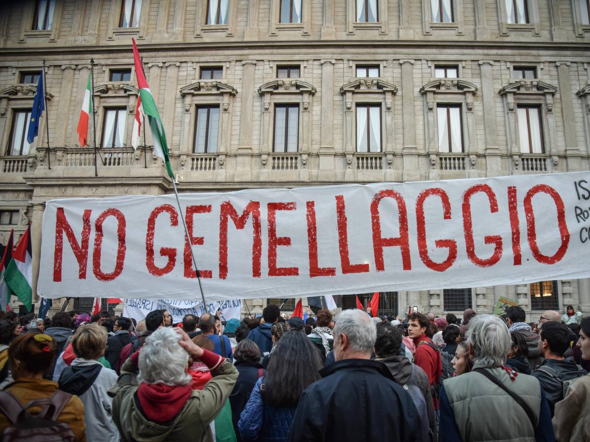 Milano conferma il gemellaggio con Tel Aviv, caos in Aula e scontri coi pro pal in piazza