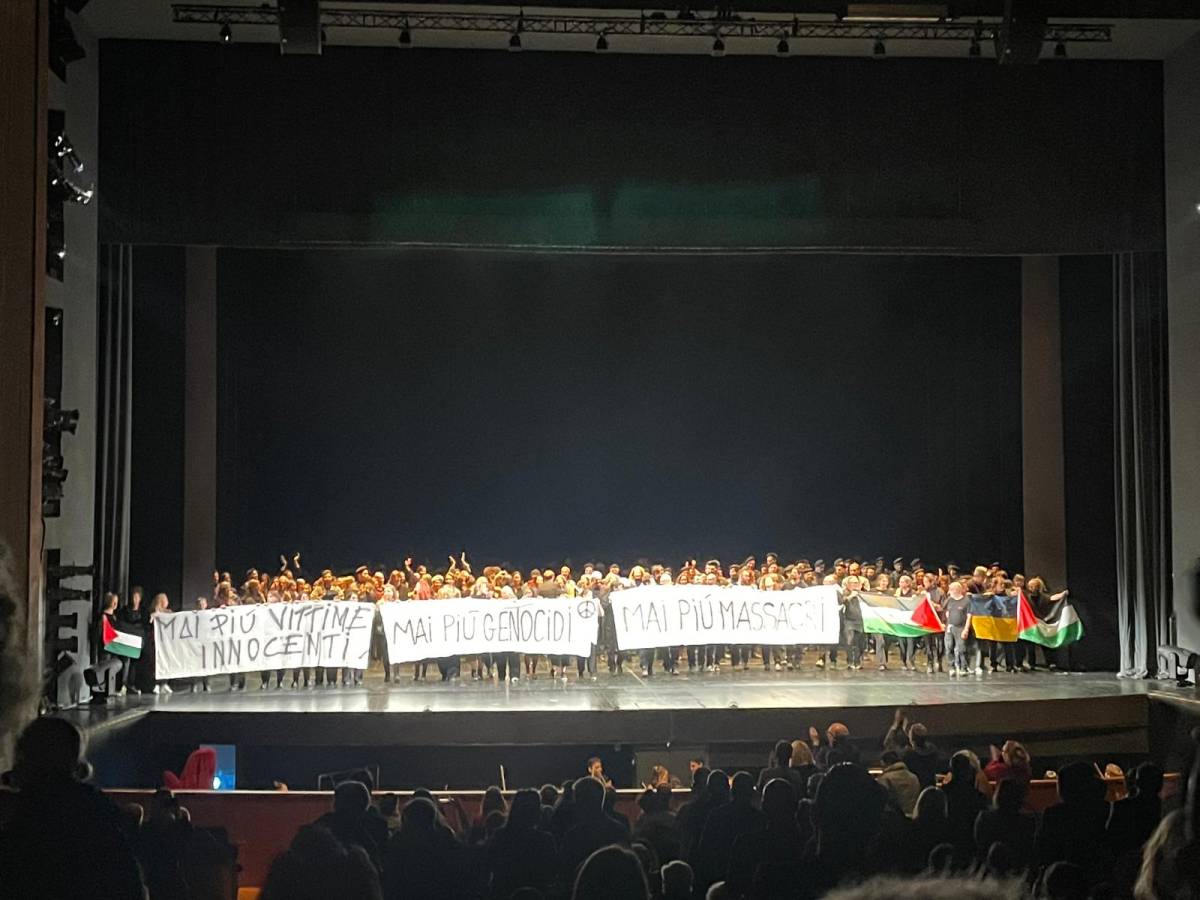 I pro Pal al Maggio Fiorentino. Striscioni sul palco: "Mai più genocidi" I pro Pal al Maggio Fiorentino. Striscioni sul palco: "Mai più genocidi"