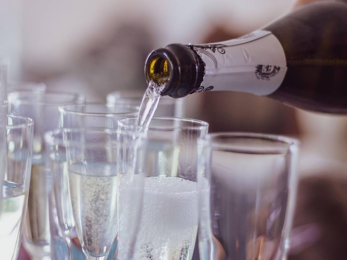 Champagne, qual è la temperatura giusta per berlo e 4 cose da ricordare prima di servirlo Champagne, qual è la temperatura giusta per berlo e 4 cose da ricordare prima di servirlo