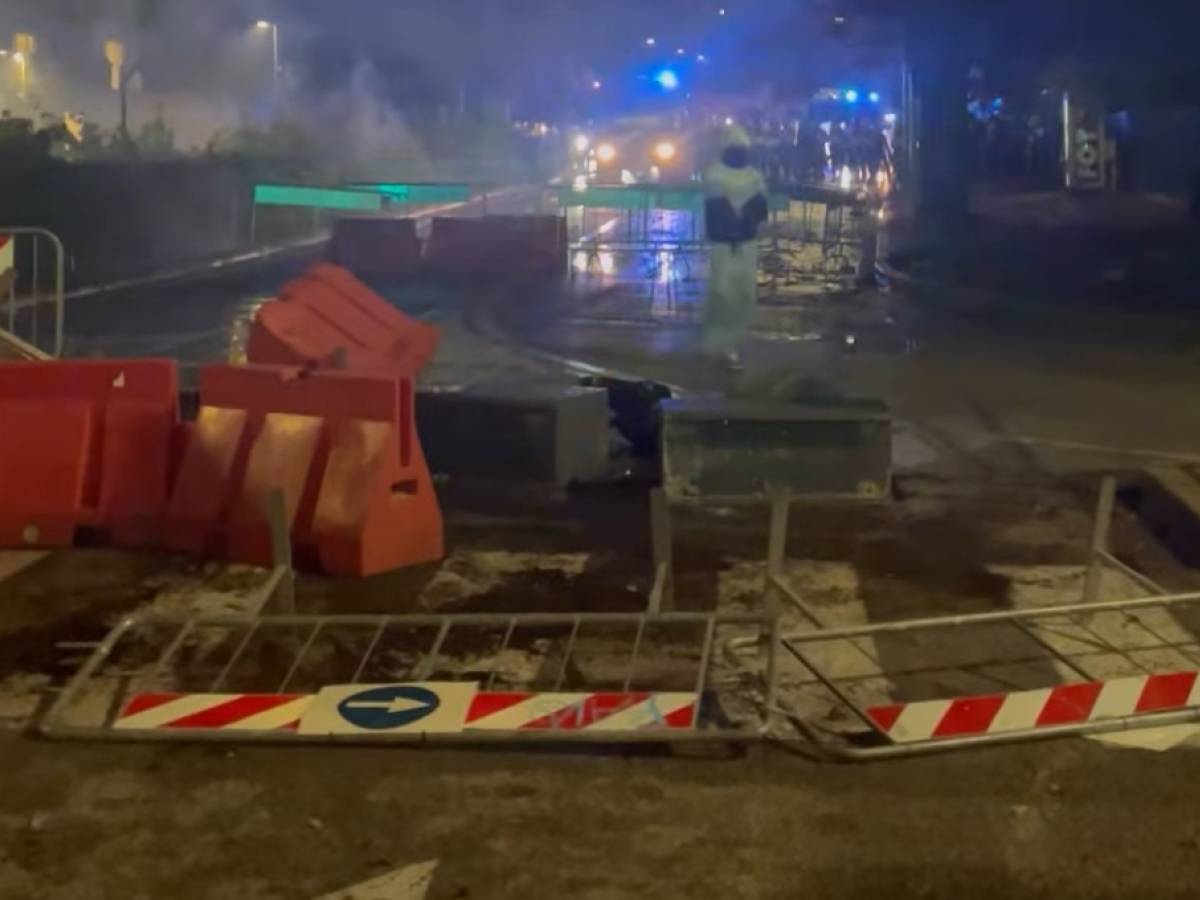 Transenne e bottiglie contro gli agenti: è guerriglia a Udine per la partita Italia Israele Transenne e bottiglie contro gli agenti: è guerriglia a Udine per la partita Italia Israele
