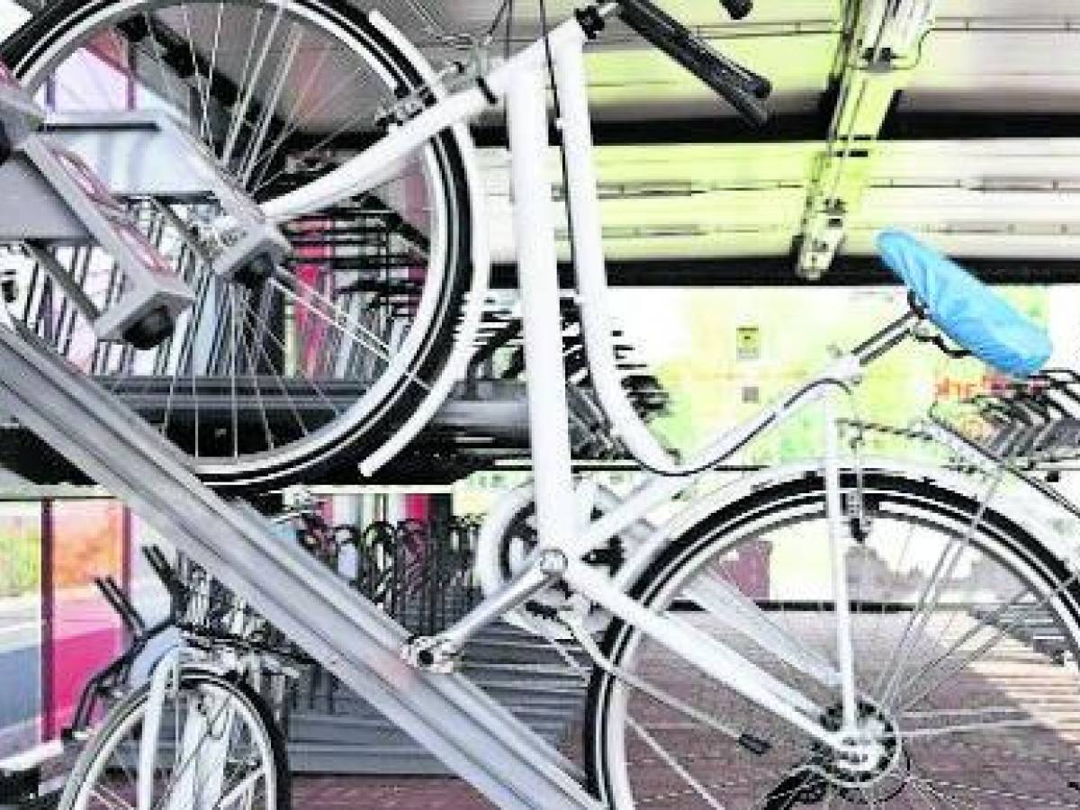 Inaugurate velostazioni alla Bicocca: hanno spogliatoi e attrezzature per le bici