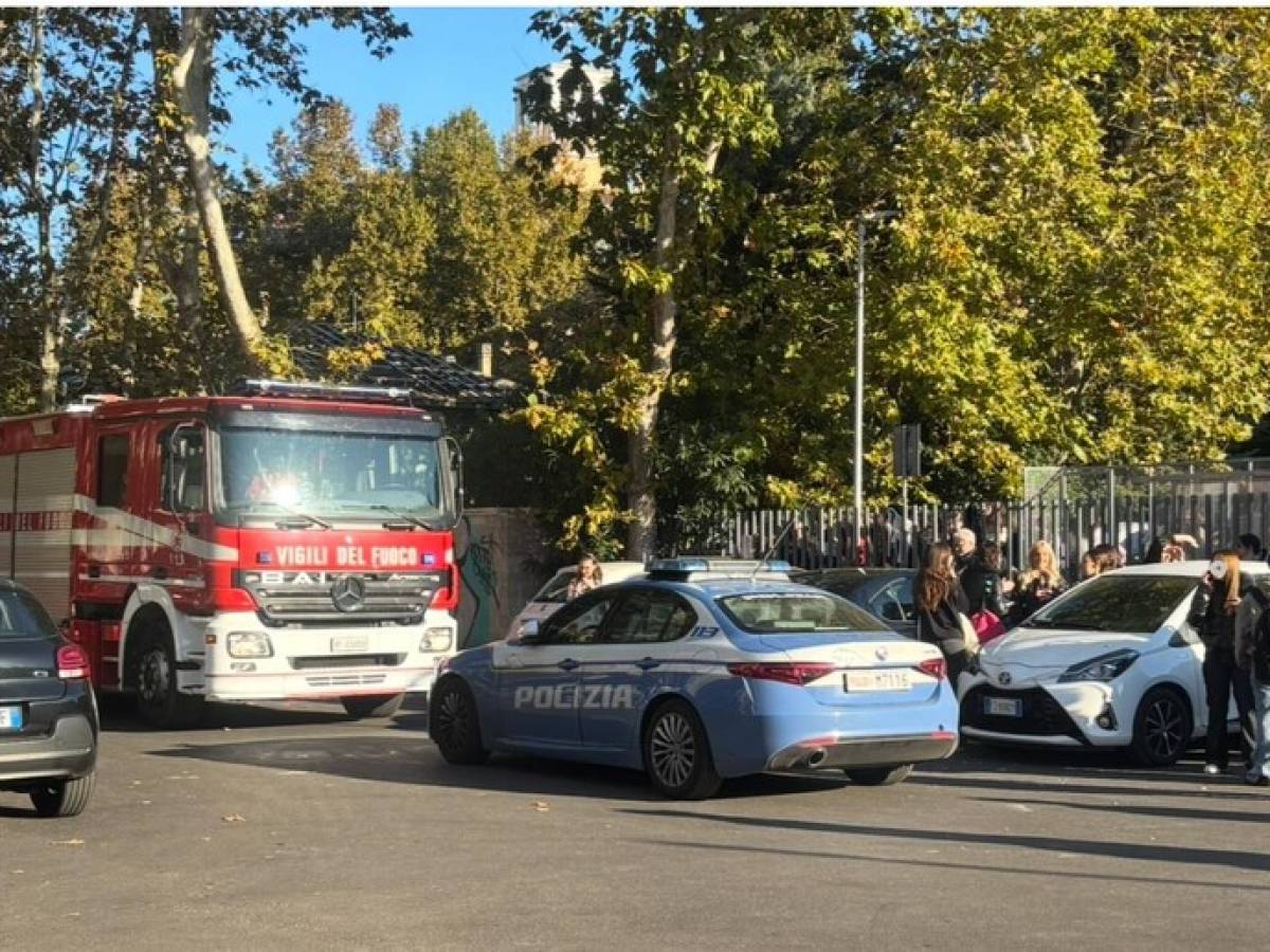 Evacuato il Liceo Marconi di Pescara: decine di studenti intossicati da una sostanza irritante Evacuato il Liceo Marconi di Pescara: decine di studenti intossicati da una sostanza irritante