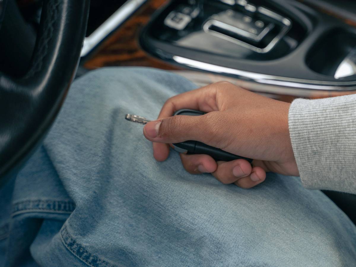 Il trucco che allunga la vita del motore: il gesto che (quasi) nessuno fa prima di accendere l’auto