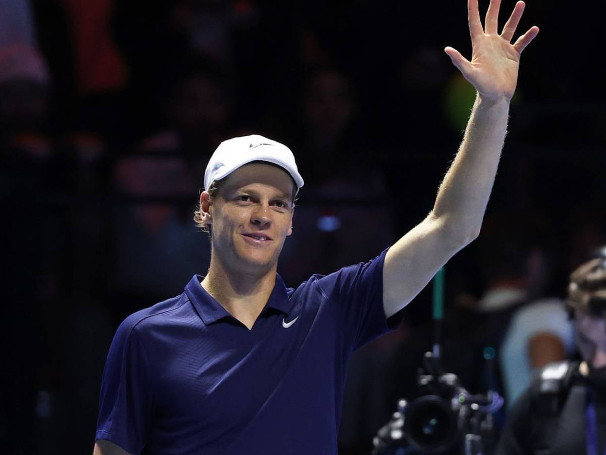 Six Kings Slam, Sinner travolge Djokovic. Nole ci scherza su: "Mi ha preso a calci nel sedere"