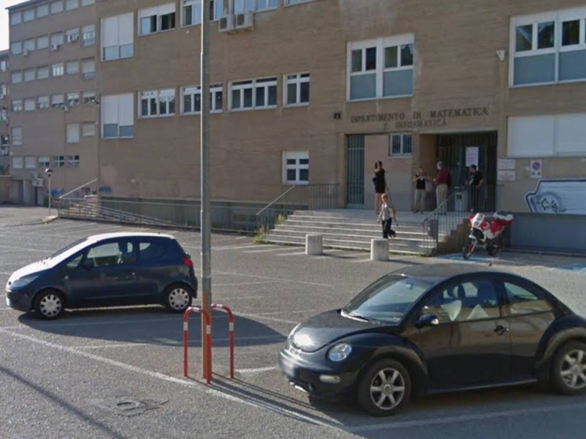 La lite e la coltellata alla gola. Morto un 23enne nel parcheggio dell