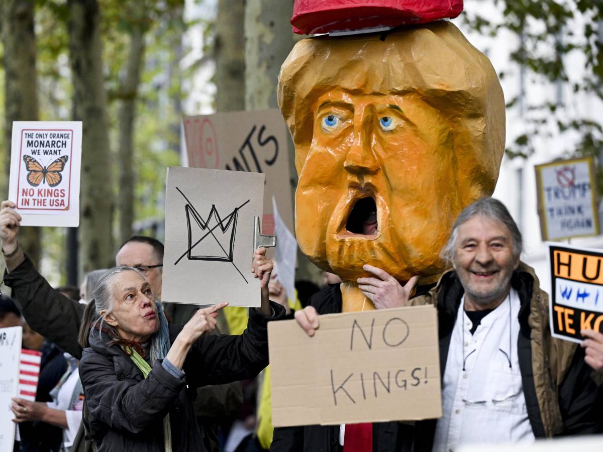 Usa, 2.700 proteste "No Kings" contro Trump. Lui replica: "Non sono un re" Usa, 2.700 proteste "No Kings" contro Trump. Lui replica: "Non sono un re"
